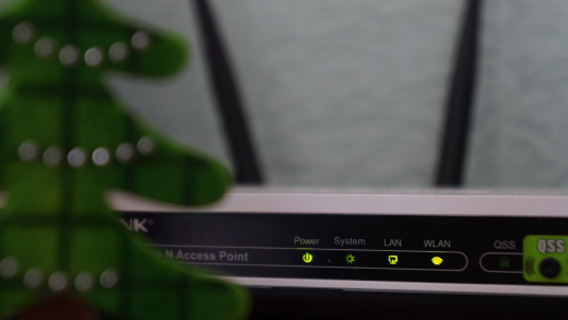 Ethernet Hub vs. Router: What's the Difference?